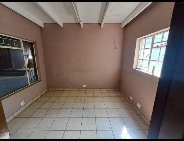 110M² BUILDING TO LET IN VINTONIA